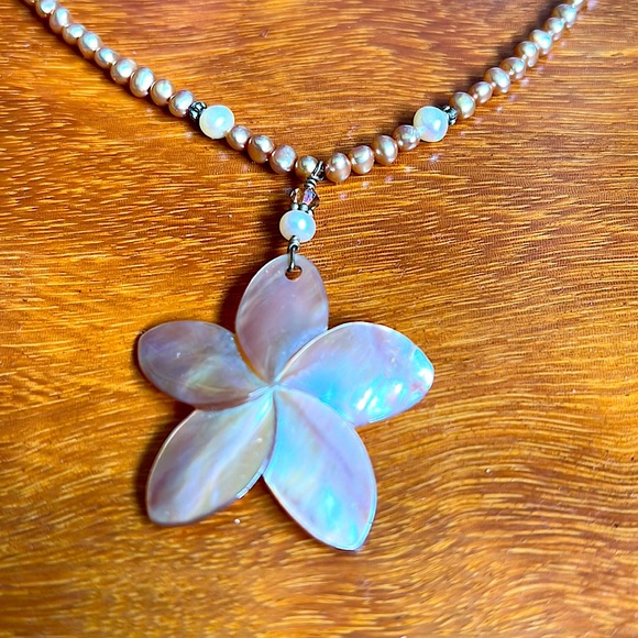 Mother of Pearl flower & fresh water Pearl necklace - Picture 2 of 5
